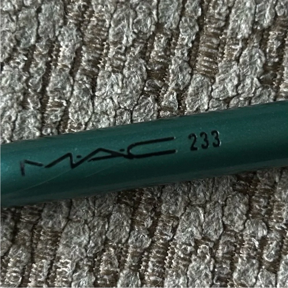 MAC Cosmetics Alluring Aquatic #233 Split Fibre Eye Shadow Brush